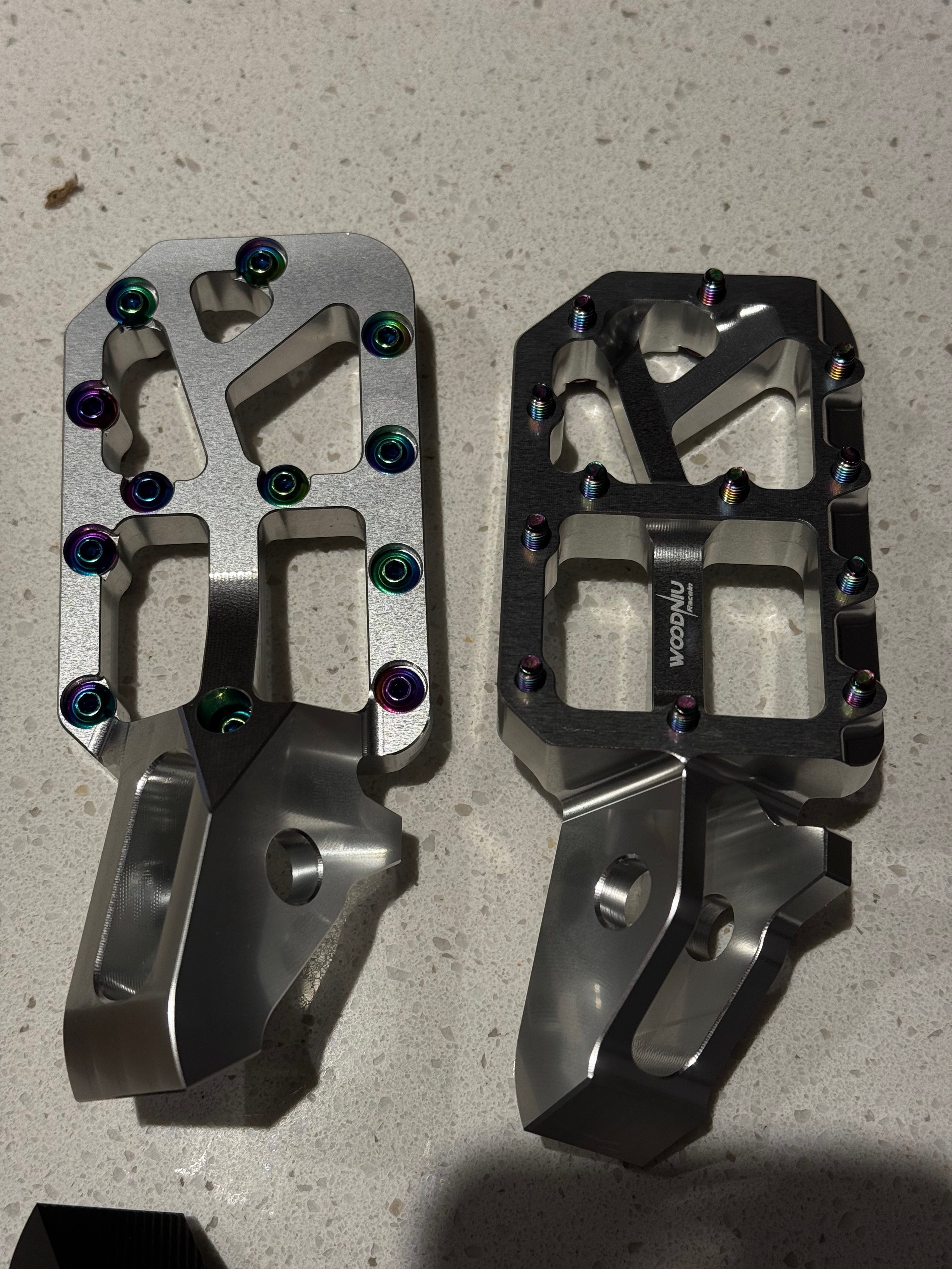 E-moto pegs